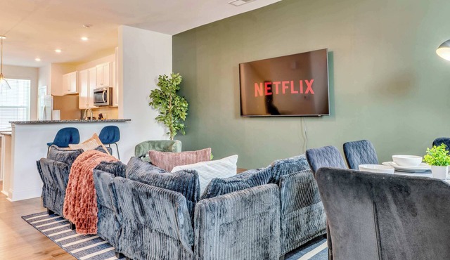 5BR Townhouse | King Bed | Garage | Northlake