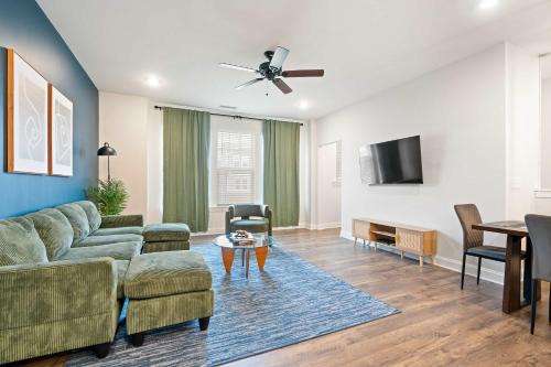 5BR Townhouse King Bed Balcony RTP & Airport