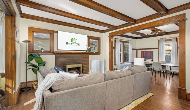5BR Uptown Home | Walk to Bde Maka Ska | Sleeps 14