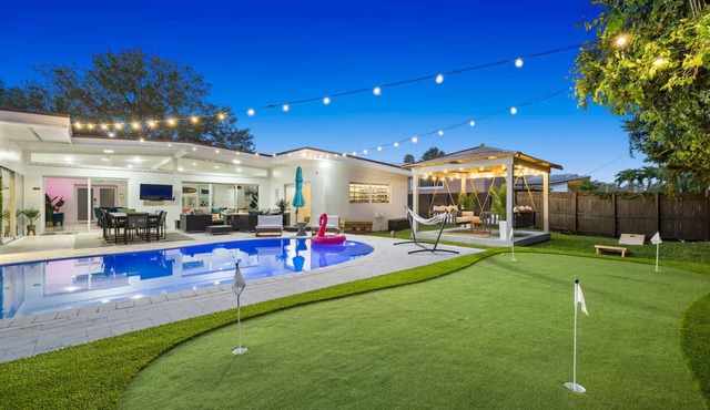 5BR Villa w/Heated Pool, Games, Fire Pit, Golf, Cabana, 10-mn from Beach