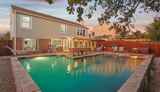 5BR w/Backyard Paradise, Pool, Cinema, Games