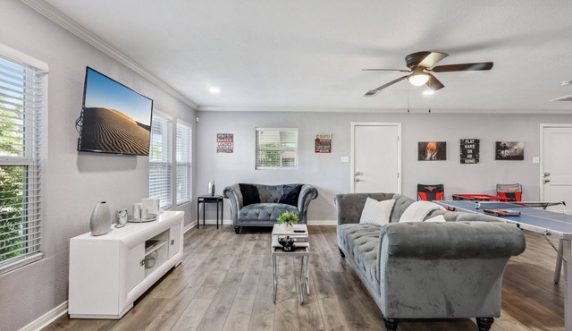 5BR w/Gameroom & 1K WiFi - Med Ctr, Downtown, NRG - Sleeps 15