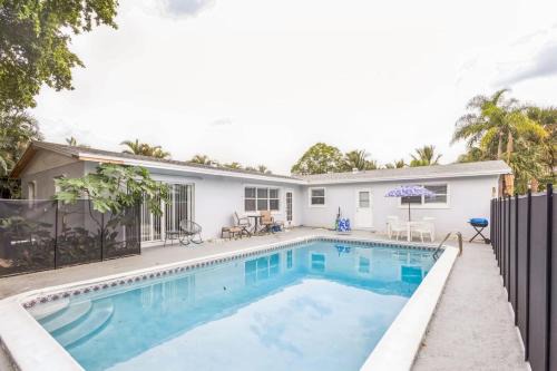 5BR w Pool Fenced Yard 5 Minutes to beach