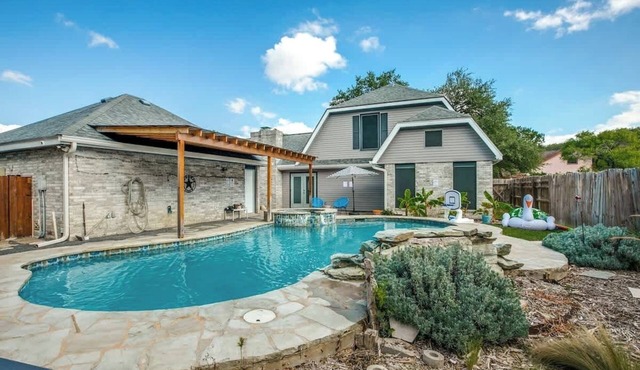 5BR w/Pool, Hot Tub, Game Room, BBQ – Sleeps 14
