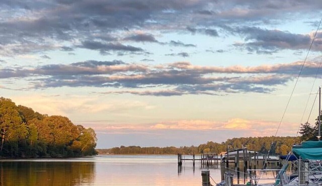 5BR WATERFRONT HOUSE w/dock- Family getaway