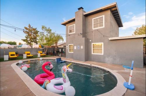 5BR with Pool & Backyard ParadiseSleeps 10 Guests