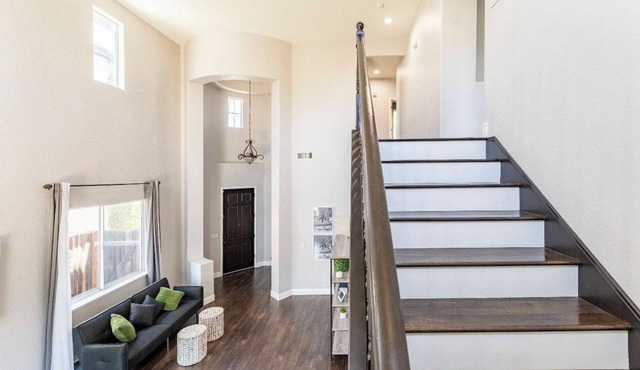 5BR within 10 min of Waterfront, Airport, Downtown Arena, Eatery, Trails & More!