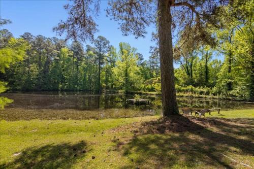 5BR Woodland Retreat on 7 Acres with a Pond