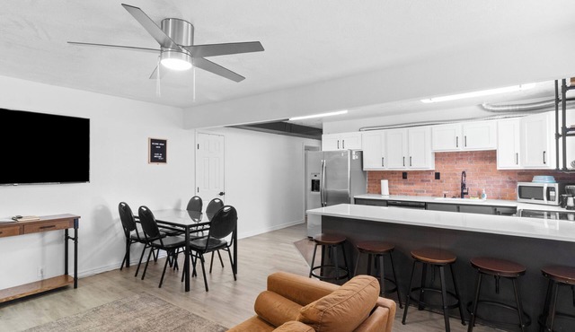 5BR Zion Retreat: 2Kitchens, FirePit, Mural & More