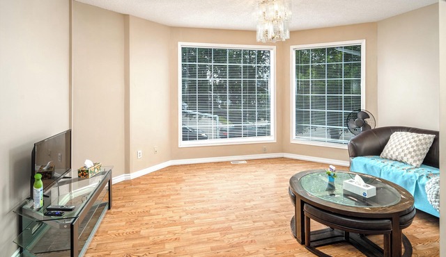 5BR2BA Suite near YYC 1 Min Walk to Bus Stop