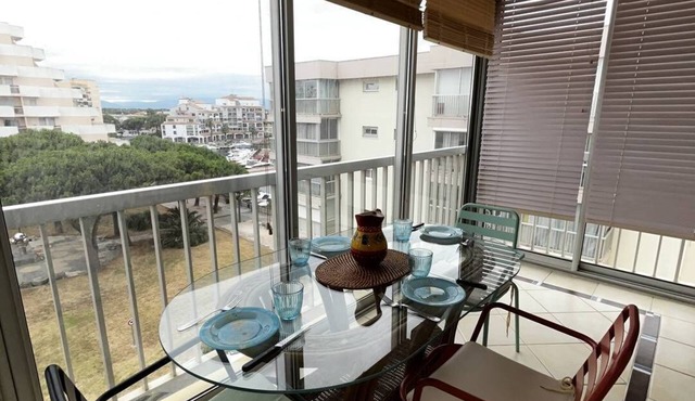 5CANETP36 – 1-Bedroom Apartment with A/C, Loggia et Marina View, Just Steps from the Beach