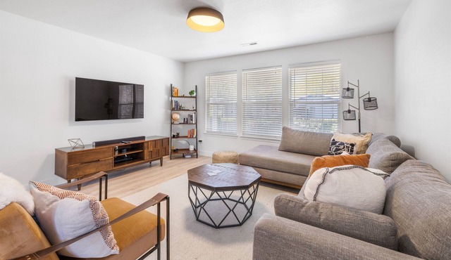 5Min>Airport-Office-1300ft²-Backyard-Remodeled-BBQ