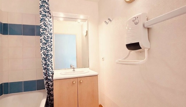 5min from a lake, house for 4 people in residence with swimming pool and play area