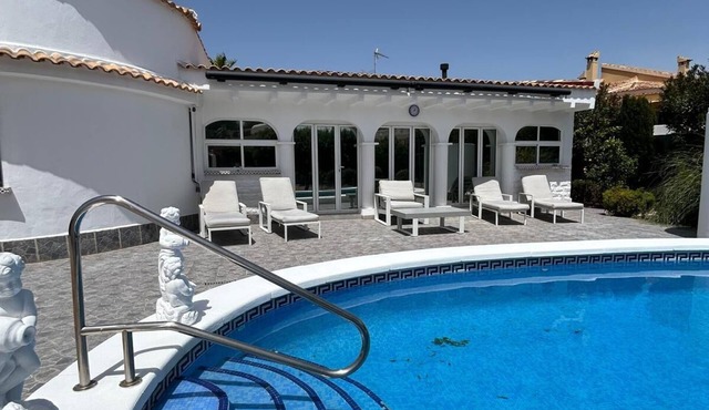 5min from the beach, comfortable villa with pool and large garden,