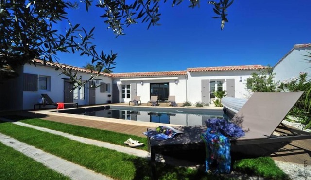 5min walk from the north beach, modern villa with private heated pool