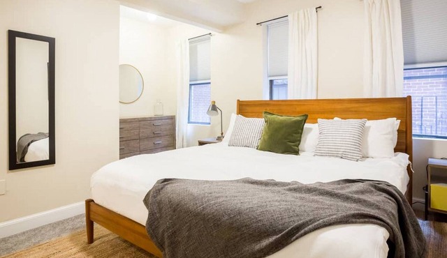 5min walk to 70+ restaurants! Waterfront park, Freedom Trail Aquarium all within walking distance