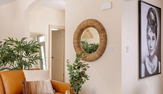 5min walk to beach! Perfect for a Girls Getaway, local wineries & restaurants!