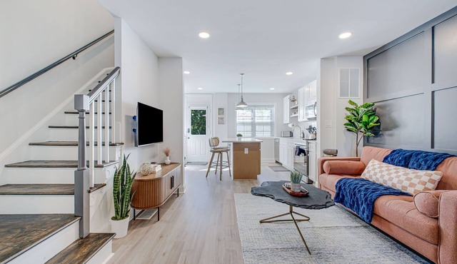5min Walk to Metro, Level 2 EV Charger, King Beds, Smart TVs