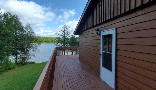 5mins from Parry Sound, Small, clean lake with only 5 other cottages!