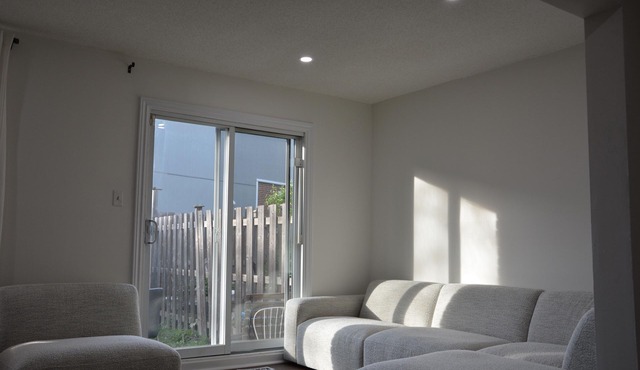 5mins to Airport, 15mins to Ottawa Downtown - Cozy 3 Bedroom Home for Explorers