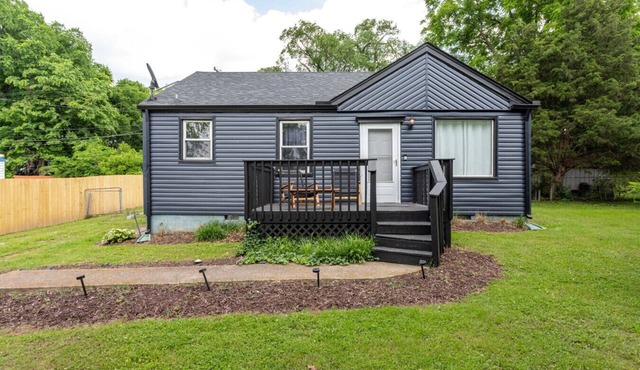 5Mins to Airport*Pet Friendly*Fire pit*Fenced Yard