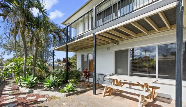 5mins to the beachfront - Tropical Home with Modern Feel