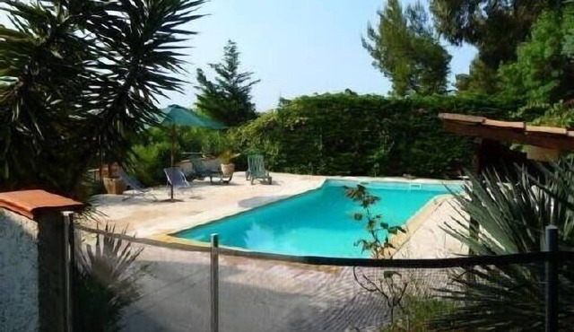 5mn from beaches, Villa with swimming pool in Hyères, large garden.