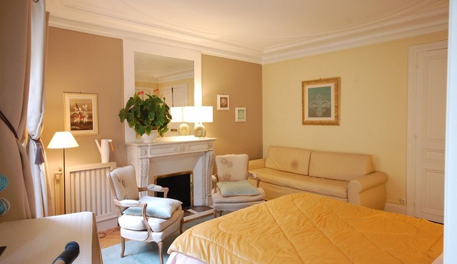 5mn to Champs Elysées, 1077sq.f apartment, 02 bedrooms, 02 BR, 02 WC, elevator