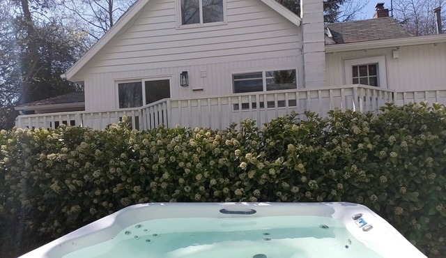 5RM Seattle house w/hot tub , 12 minutes to stadiums