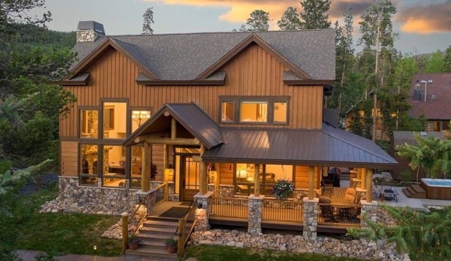 5Stars! "Like Staying at the Ritz!" Luxury in-town Home, Amazing Views & Hot Tub