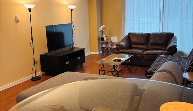 5th Floor Cozy 1 Bedroom Condo with Parking