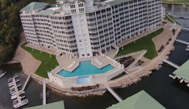 5th floor VIEW! Lakefront, pools, elevator, can't go wrong!