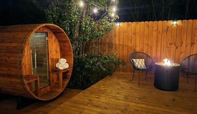5th St Getaway w Sauna Hot tub Firepit & Game Room