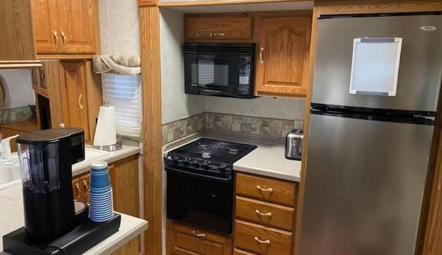 5th Wheel Camper with plenty of outdoor space
