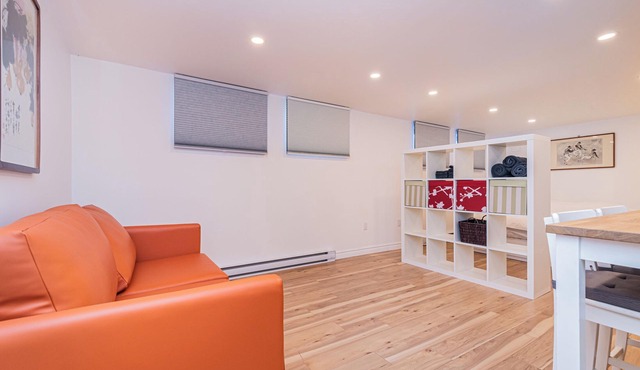 5tudio@Jolicoeur Bright Basement- Only 15 Minutes to Montreal via Jolicoeur Stn