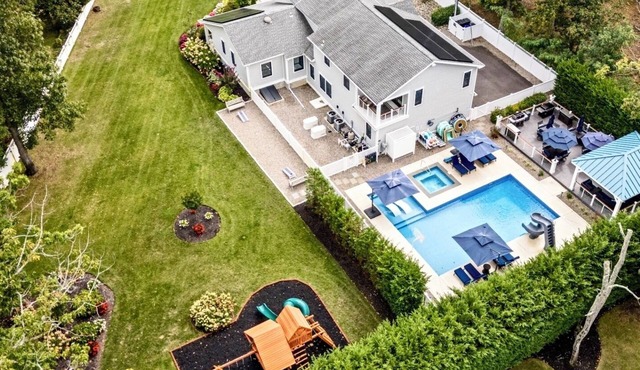 6,000 Sq.ft. 18 Guests, 7-Bed, 6-Bath, Pool, Spa, Outdoor Kitchen, Garden, WIFI.