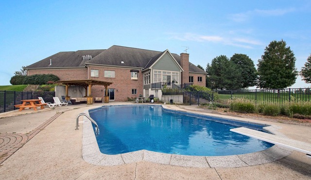 6,000 SqFt -10 Acres, Basketball Court, Game Room, Heated Pool, Arcades,Privacy!