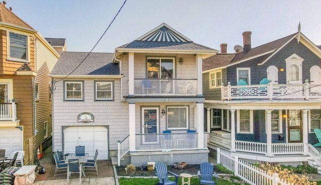 6 1/2 Embury -DOG FRIENDLY First beach block home with 4 bedrooms.