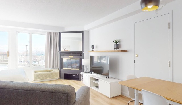 6-211 : Superior Studio - sleeps 4.