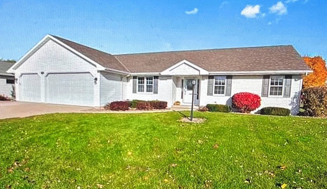 6.5 miles from Lambeau Field! 3 bedrooms with 3.5 bath.