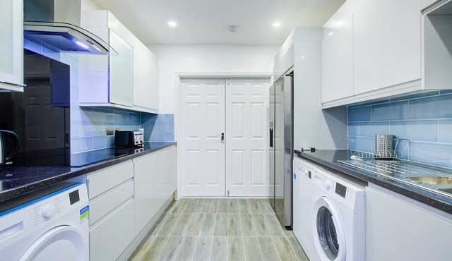 6 - 7 Beds-sleeps 12-elizabeth Line-free Parking