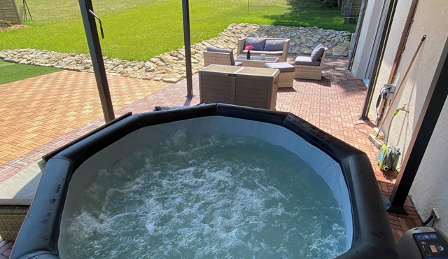 6/8 person gîte with swimming pool and jacuzzi