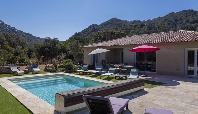 6-8 person villa with heated pool in a quiet location