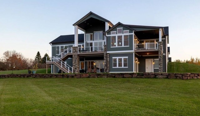 6 acre estate in Ontariowith lake views