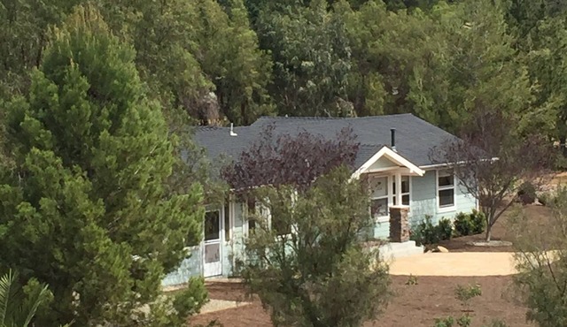 6 Acre Private Pet Friendly 2 bedroom home w mountain views, quiet surroundings.