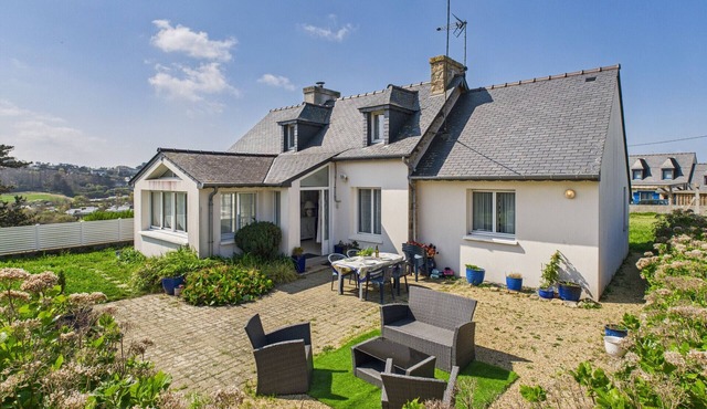 6 adults and 2 children - 150m from the beach