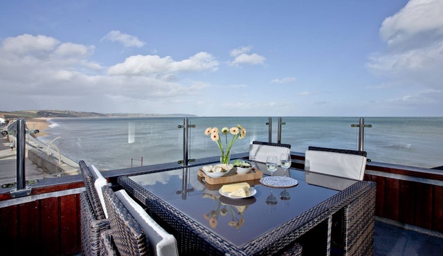 6 At The Beach - an apartment that sleeps 6 guests in 2 bedrooms