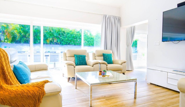 6 BD LUXURY BEACH HOME: Large Pool, Family-Friendly, Pool Table, Ping Pong