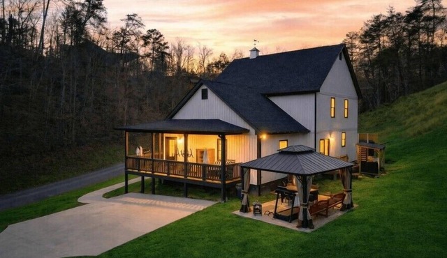 6 BD Next To Dollywood |Sleeps 22| Pool | Arcade |Sauna |Pet Friendly