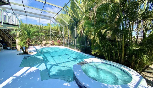 6 BD w Heated Screened-in Pool & Jacuzzi-No Bugs, Theater, Arcade, Walk to Beach